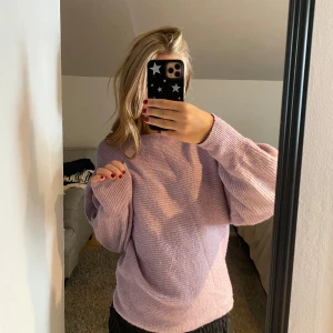 Stickad tröja  - Lila stickad tröja, jätte fin och passar året om. Den är i perfekt skick och har Andvänds 2 ggr. 