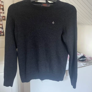 Merinoull tröja från morris  - Säljer en stilren mörkgrå tröja från Morris i 100% merinoull. Sjukt skön och snygg tröja som passar perfekt nu till vintern! Står Medium med passar mer S. Skick 9/10. Nypris: 1500kr.  Priset är inte hugget i sten!