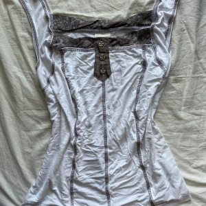 Linne med detaljer - Linne från Pardon köpt secondhand. Bruna / gråa detaljer samt knappar. 