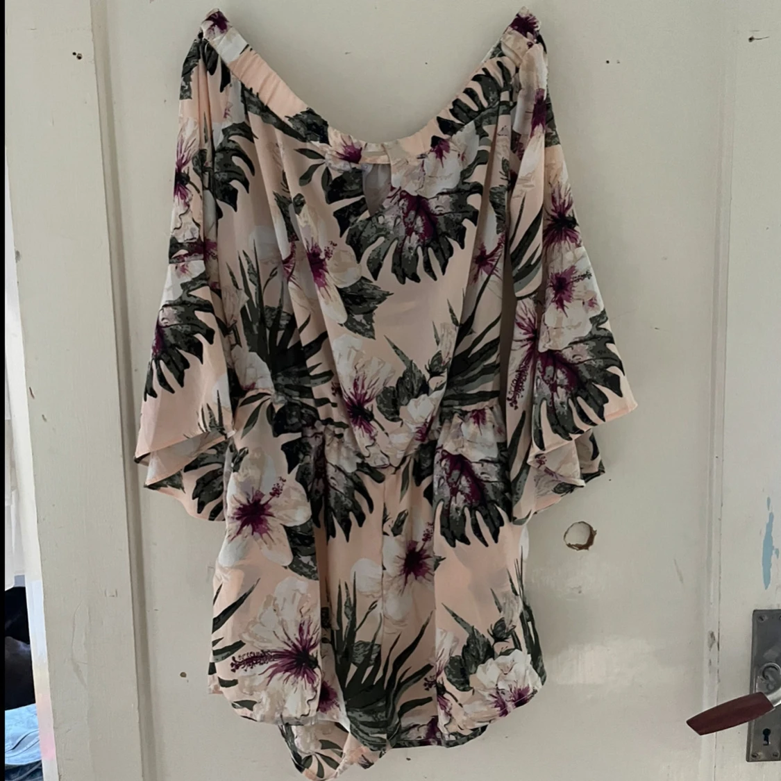 Blommig kortklänning från Amisu