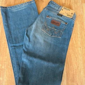 Jeans - Säljer dessa jättesnygga lågmidjade wrangler jeans då de tyvärr va lite för stora därav helt oanvända med lapp kvar🫶🏼Mått: midja rätt över 37cm och innerbenslängd 81cm💗skriv vid några funderingar(kan sänka priset vid snabb affär)