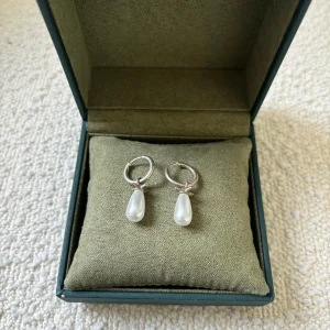 Maria Nilsdotter örhängen  - Lägger upp dessa örhängen igen! Så fina örhhöngen från Maria Nilsdotter❣️❣️ Nypris 2000kr styck, jag säljer för 1600 styck! Man kan köpa både i par och enskilt, mycket bra skick och knappt använda 