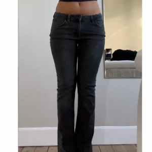 Gråa lågmidjade jeans  - Supersnygga gråa lågmidjade jeans Midja tvärs över - 33 cm Innerbenslängd- 76