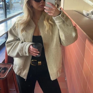 LXA jacka - Säljer denna jackan från LXA, den är oanvänd då den inte är min stil riktigt, perfekt övergångsjacka! Kan absolut gå ner i pris vid snabbaffär, PM för fler bilder🥰