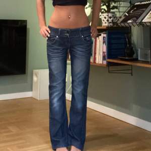 Super snygga lågmidjade jeans! Tyvärr saknar de en knapp fram men det är bara att sätta på en ny eller ha skärp över! I övrigt är de i perfekt skick!!💋 midjemått: 39 cm rakt över, innerbenet: 70 cm