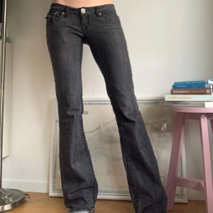 Lågmidjade bootcut jeans - Säljer dessa jättesnygga lågmidjade bootcut jeans som inte kommer till användning längre. De har massor med jättesnygga detaljer såsom coola fickor osv. De är lite slitna längst ned (se bild 5) men annars är de i bra skick! Skriv vid frågor!!