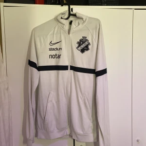 Vit AIK kofta - AIK kofta, köpt från JD är i bra skick o köpt för 650kr