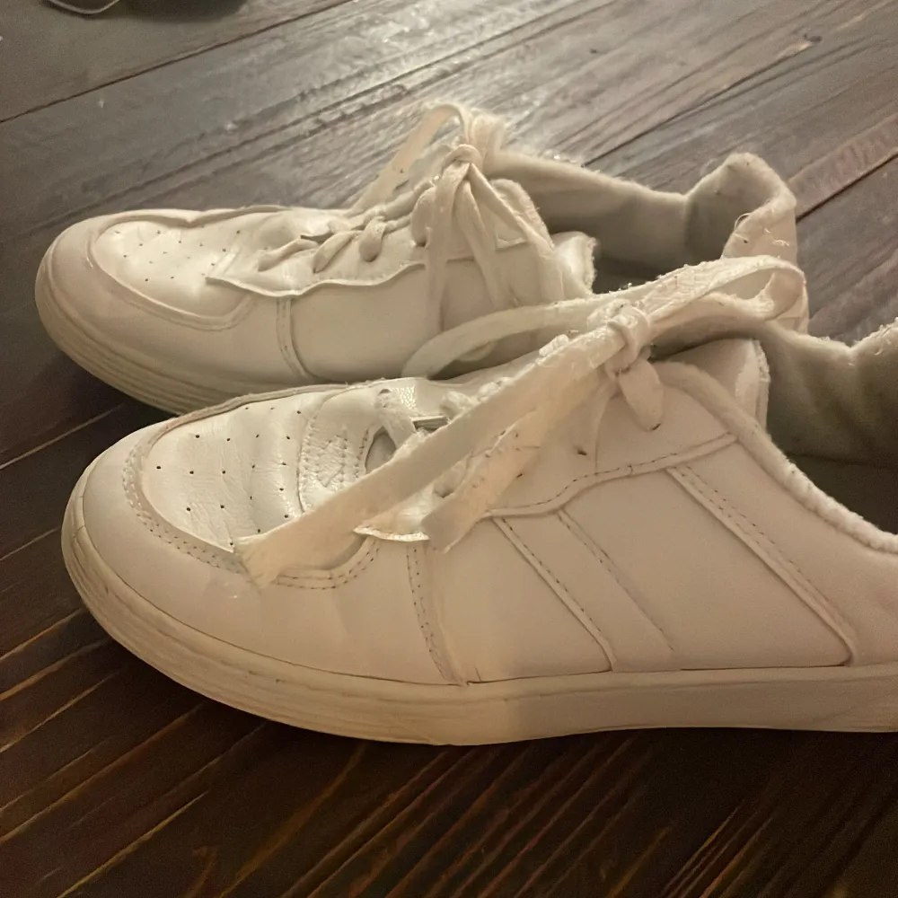 Säljer dessa vita sneakers då dem inte kommer till användning längre. . Skor.