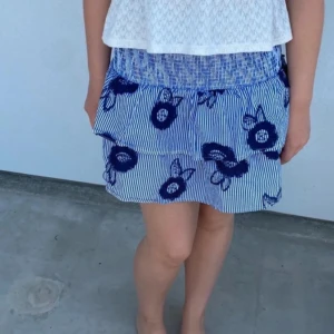 Söt sommarkjol! -  Kjol från Lindex som inte längre säljs, den är sparsamt använd🤍 100% cotton. Nypris 450kr.