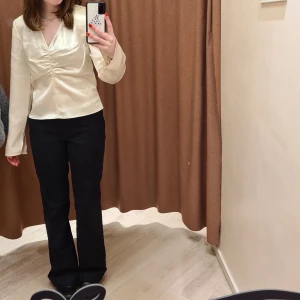 Glansig blus - Säljer denna populära och snygga blus från gina tricot! Den har lite puffiga axlar som inte riktigt syns på bilderna men som är en fin detalj. Använd tre gånger så i väldigt bra skick.