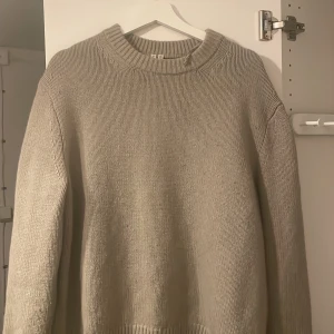 Arket sweatshirt - Tjock stickad ulltröja som är perfekt till vintern. Fick tröjan som en gåva men den är för stor för mig. Pris kan diskuteras.