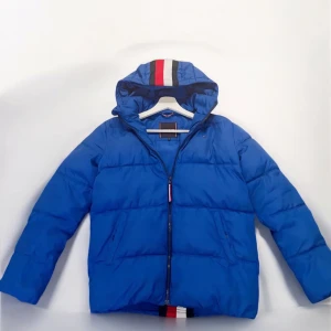 Tommy hilfiger jacka  - Denna jacka har jag haft i en säsong men sen växte ur så nu är det till salu för ett superpris!  Tommy hilfiger dunjacka för hösten/vintern. Sparsamt använd/Bra skick