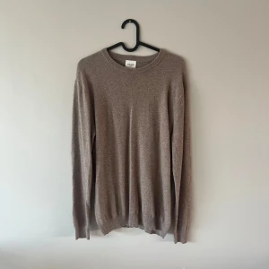 Cashmere tröja - Säljer nu min cashmere tröja från John Henric i storlek M. Tröjan är i toppskick och inte nopprig. Nypris ligger runt 2000. 