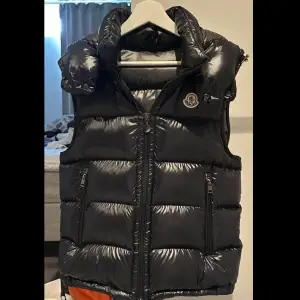 Säljer nu min Moncler bormes väst nypris 14,000kr, storlek 2. Säljer pga inte min stil längre. Kvitto och extraknappar finns med. Väldigt bra skick ser knappt använd ut. Köpte den på Moncler butiken vid Birger Jarlsgatan 2022. Skriv för mer frågor!!