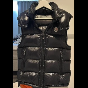 Moncler bormes väst - Säljer nu min Moncler bormes väst nypris 14,000kr, storlek 2. Säljer pga inte min stil längre. Kvitto och extraknappar finns med. Väldigt bra skick ser knappt använd ut. Köpte den på Moncler butiken vid Birger Jarlsgatan 2022. Skriv för mer frågor!!