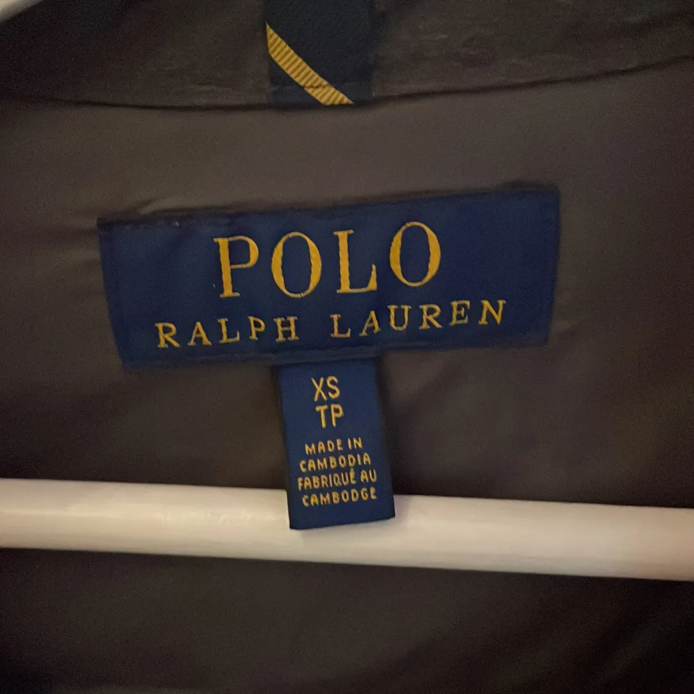 Säljer min Ralph lauren jacka perfekt för hösten. Storlek xs i perfekt skick passar också S. Jackor.