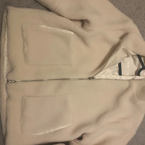 Teddyjacka - Så mysig teddyjacka perfekt till hösten💕🧡 aldrig använd, säljer då jag jag redan har en annan✨ dragkedjan är lite seg ibland men kom så😊 köpte för 700🤍