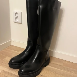 Hm boots 37 - Boots från HM i storlek 37. Inköpta förra året men hann aldrig använda dom så helt i nyskick.   Kan mötas upp i Stockholm. 