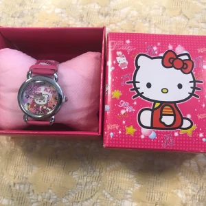 Hello Kitty Barn Klocka med Presentlåda  - Dial 38.00 mm tjocklek 8.00 mm Klocklängd 22.00 cm  Batteri ingår 