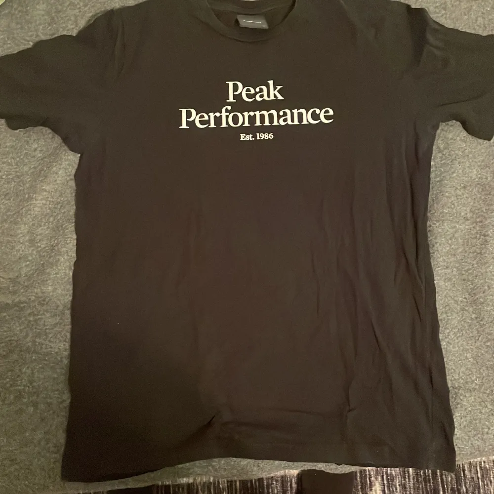 Svart peak performance t-shirt i nyskick nästan aldrig använd. Storlek 170. T-paidat.