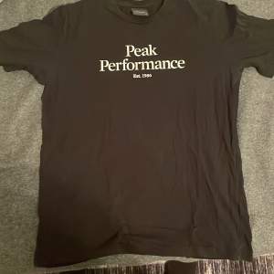 Svart peak performance t-shirt i nyskick nästan aldrig använd. Storlek 170