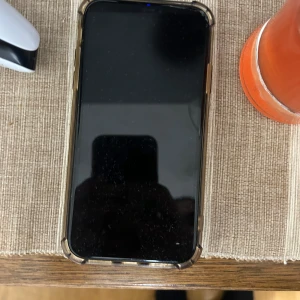Iphone 11 - Säljer min Iphone 11 den fungerar perfekt den har en liten spricka men den är jätteliten som ni kan se kameran är perfekt och batteriet fungerar bra 80% batterihälsa, skal ingår i köpet men tyvärr ingen laddare.
