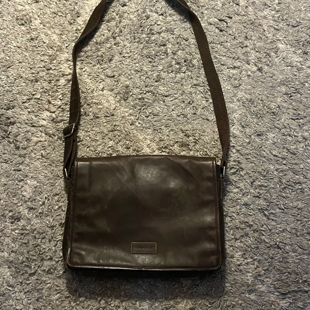 Mörkbrun vintage  läder väska 👜  Om ni har några frågor skriv 💬 . Väskor.