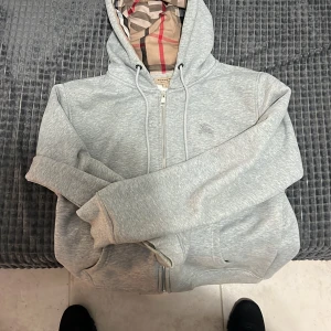 Sho folket tomten kommer tidigt i år  - Här säljer jag denna burberry hoodien för lågt pris om ni är intresserade kom o kolla 