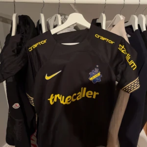 AIK tröja  - Säljer nu min aik tröja då jag har två använd en gång så den är som ny. Tröjan är utan nummer och siffra. Hör av dig vid fundering eller frågor 