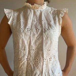 Blus - Blus med volanger. Använd få gånger och i mycket bra skick. Storlek m men passar också s och xs.