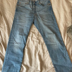 Levis 501 Silver - Nya Levi’s 501:or Silver. Kanske använd 1-2 ggr helt ärligt. Storlek W33 L32.  Köpt på zalando eller något men aldrig riktigt använda pga har andra jeans.