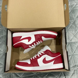 Jordan 1  - Hej! Säljer dessa fresha jordan 1 low röda och vita, skicket är 9/10 jätte snygga o fina, inga skador eller så men lite smuts här och där. Pm vid intresse eller fler bilder, prister kan sänkas vid snabb affär! Lådan följer självklart med!