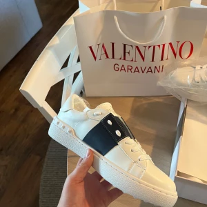 Valentinos skor - Helt nya valentinos som är är små i storleken dom är 40 men sitter som 39,5/39 och hör av er om ni har några frågor😄👍