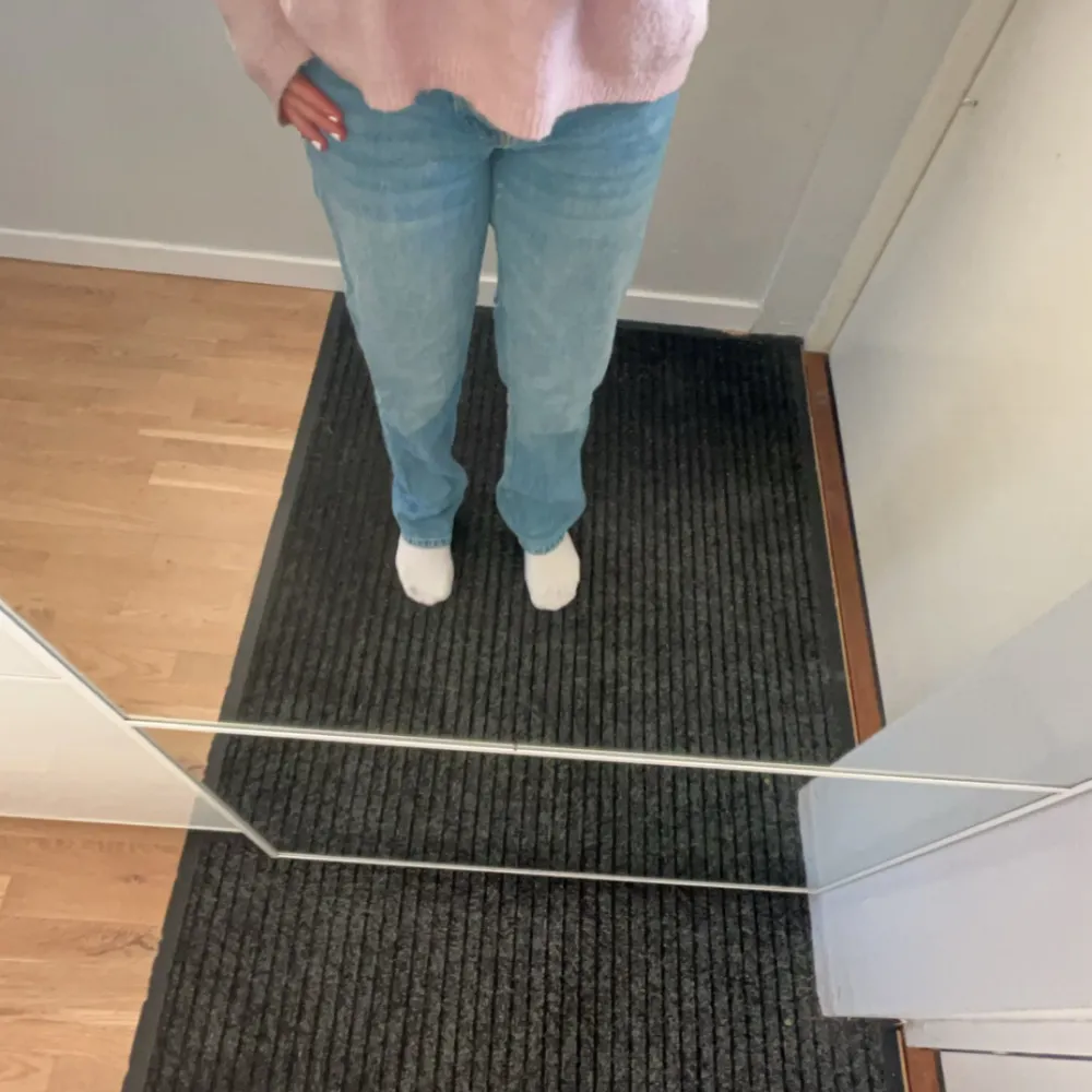 Säljer 2 par Jeans. 1 par från lager 157 och ett par från H&M. Köpte förra året men inte fått användning av någon av dem. 💕 Skriv för fler bilder osv( båda paren för 200kr). Jeans & Byxor.