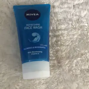 Säljer denna nivea face wash nästan helt oanvänd pga att den funkar inte på min hy!❤️ Kontakta för fler frågor o information!