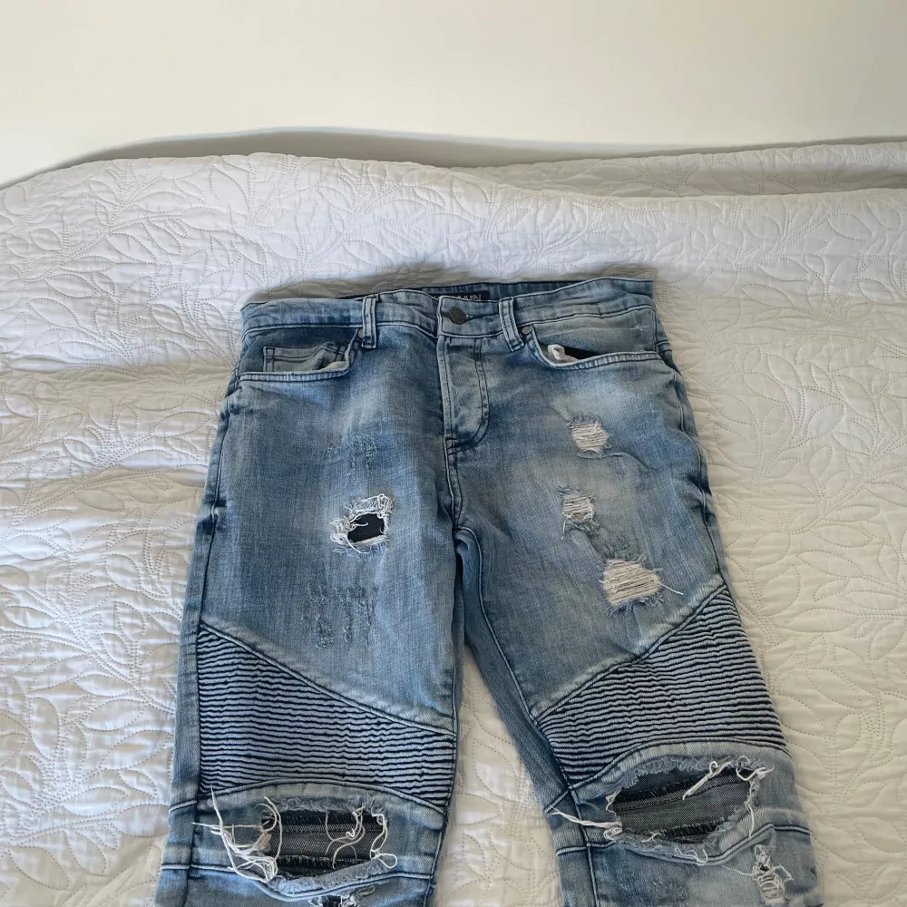 Säljer mina balmain byxor då jag inte använder de längre. Storlek S/M. Jeans & Byxor.