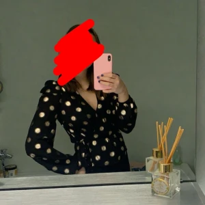 Prickig blus - Prickig omlott blus från BikBok i storlek XS men skulle tro att den passar S också. Endast använd två gånger, säljer pga för liten🎀