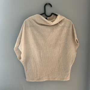 Beige stickad topp - Säljer min nästan helt oanvända stickade topp från Gina tricot. Är i storlek m men skulle säga att den passar mer som S. 