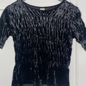 Fin tröja💕 - Säljer pågrund av att den är lite kort för mig!🥲💕den är använd flera gånger men jätte bra skick!!! Om du undrar något eller vill ha fler bilder är det bara att fråga!🙌