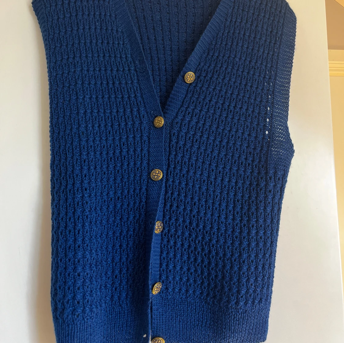 Blå stickad väst med guldknappar - 90