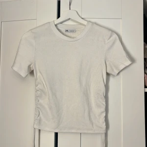 T-shirt  - En superfin T-shirt från Zara med knytning på sidorna, använt fåtal gånger 