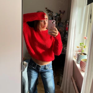 Röd stickad tröja - Röd stickad tröja från hm i storlek xs. Använd fåtal gånger så den är i fint skick. 