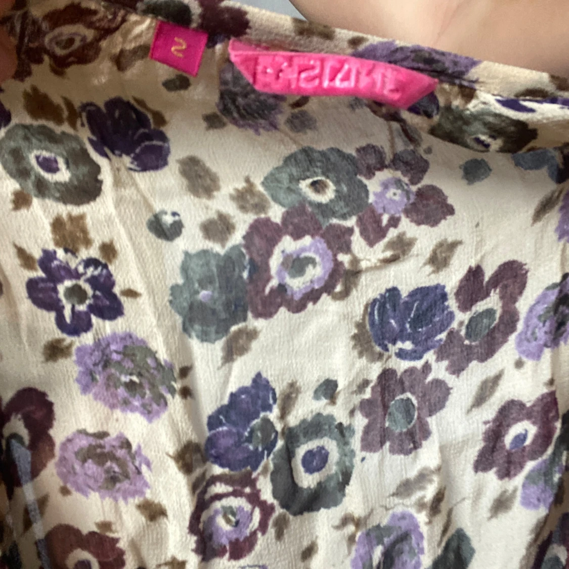 Blommig kortklänning med volangdetaljer - 91