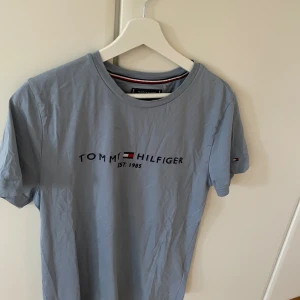 Tommy hilfiger t-shirt  - helt ny t-shirt från tommy hilfiger i storlek M. Har endast legat bortglömd i garderoben.  Finns att hämta i Övik eller Umeå, annars kan den postas.