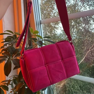 Rosa väska nakd - Så fin rosa väska från nakd som tyvärr aldrig kommit till användning. I mockaimitation
