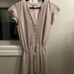 Klänning - Beige/rosa färg klänning med knyte från H&M❤️