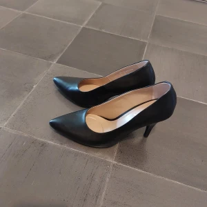 Klackskor - Helt nya klackskor i äkta skinn.