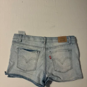 Jeans shorts  - Jag säljer dessa jeans shorts för dem tar bara plats i garderoben och för små. Använder inte längre 🩷