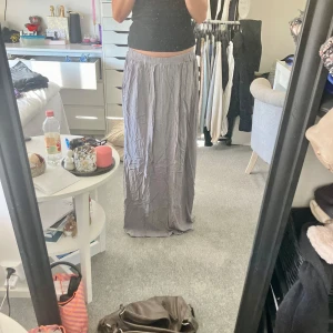 Långkjol - Superfin grå långkjol med fickor🌟 och fina pärlor på sidan💓 säljer pga har redan gråa kjolar😩 Strl S men passar även XS/M för midjebandet är stretchigt🤩
