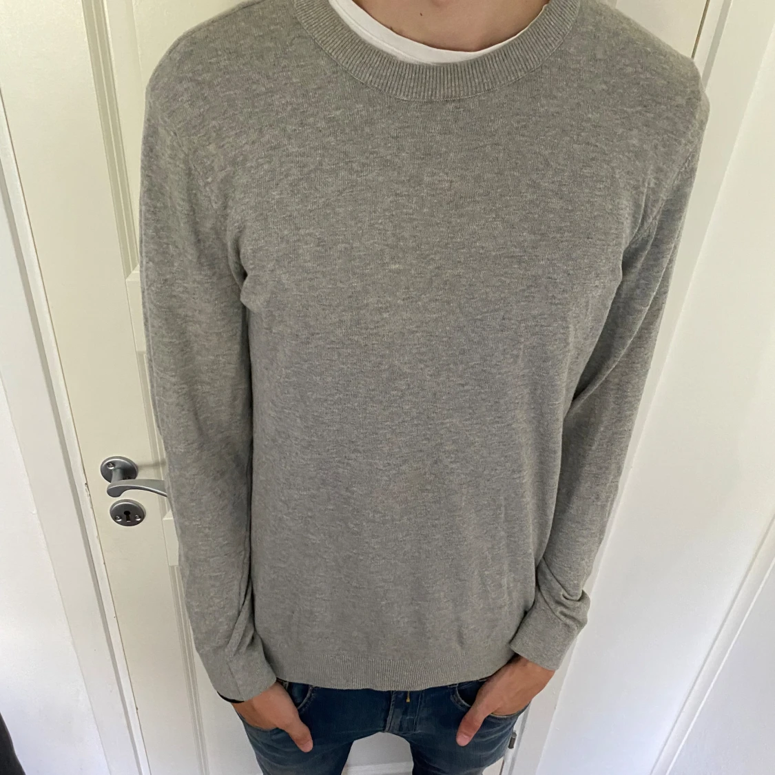 Grå stickad tröja